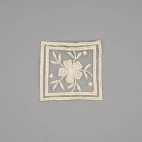 FLORAL SQUARE MACRAME EMBROIDERED MOTIFS 50X50MM - ECRÙ