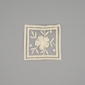 FLORAL SQUARE MACRAME EMBROIDERED MOTIFS 50X50MM - ECRÙ