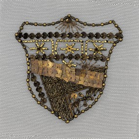 METALLIC EMBROIDERED SEW-ON BADGE MOTIF - ANTIQUE GOLD